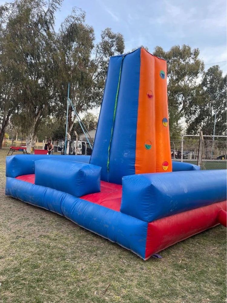 Enfant utilisant le mini mur d'escalade gonflable