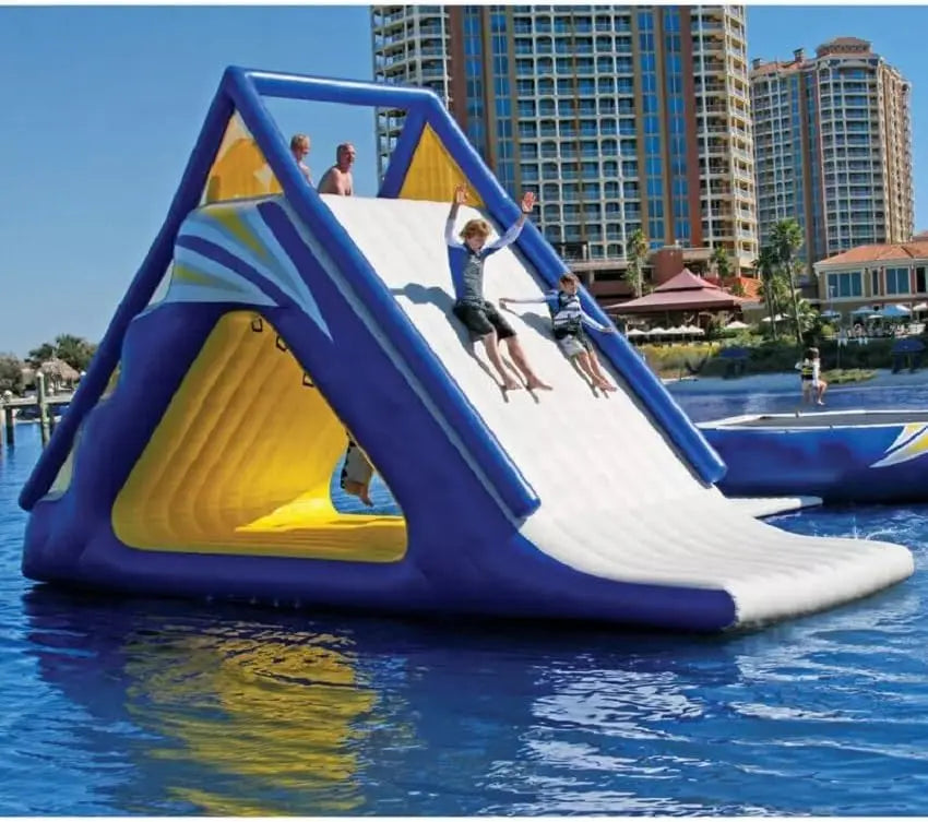 Toboggan aquatique gonflable flottant installé sur un lac