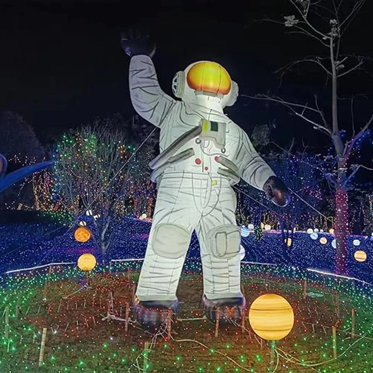 Astronaute gonflable publicitaire installé lors d'un festival
