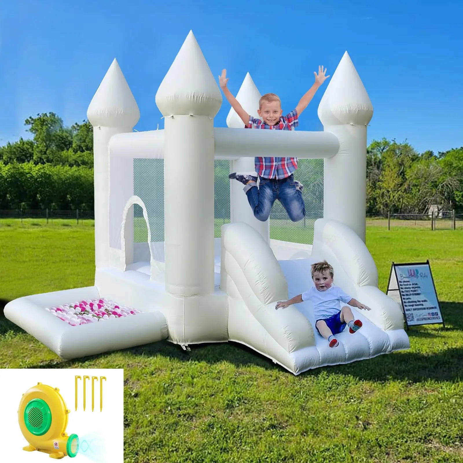 Enfants jouant dans le château gonflable blanc
