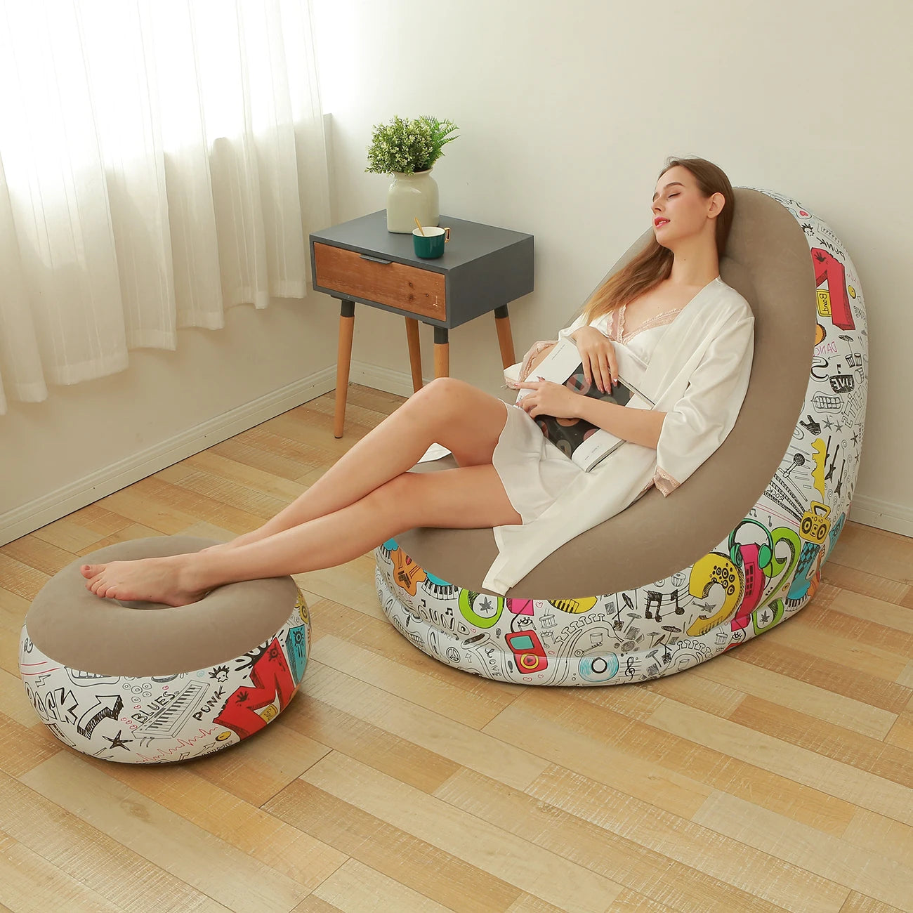 Pouf canapé gonflable jaune installé en extérieur