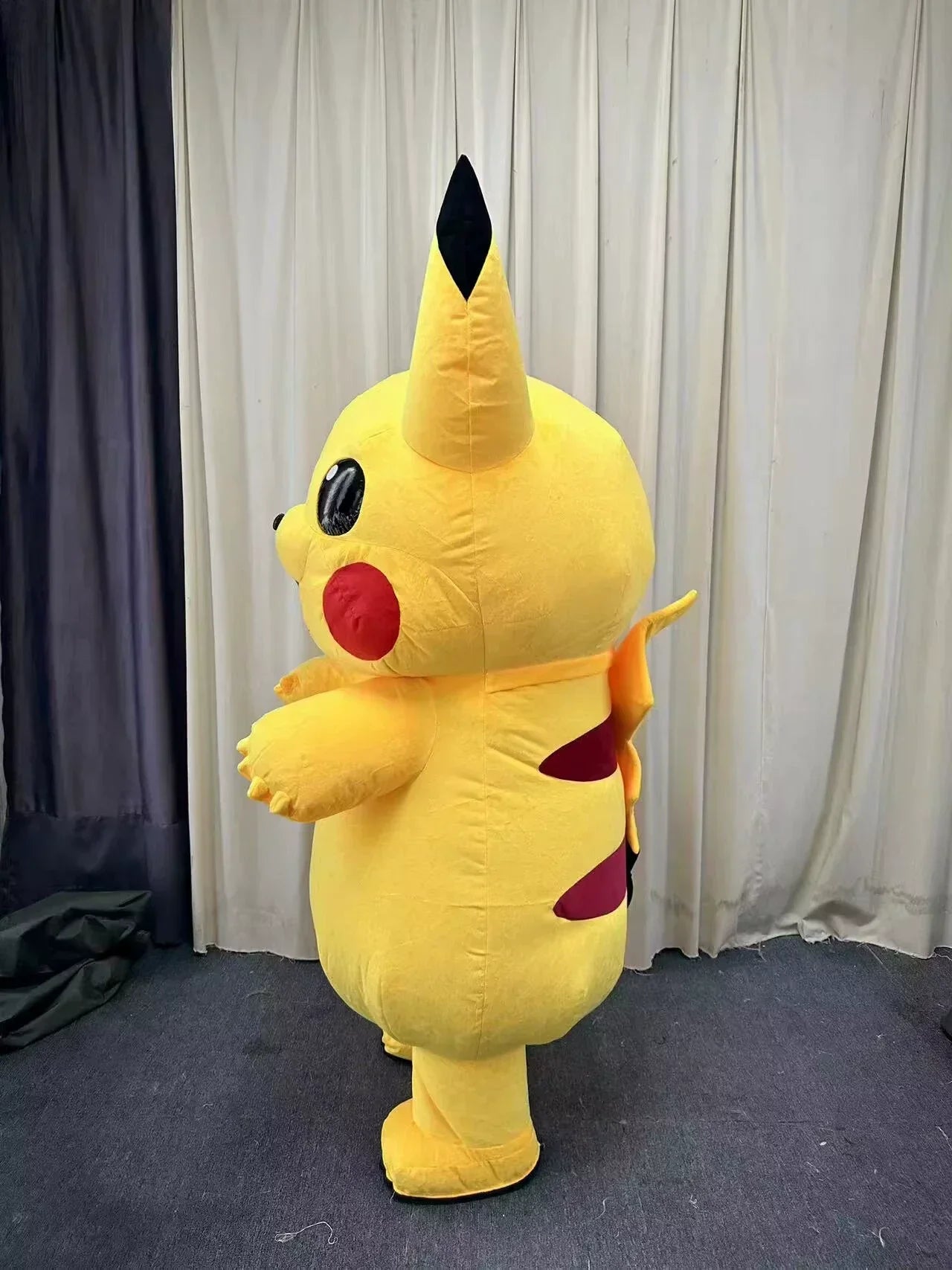 Costume gonflable souris jaune porté lors d'une fête