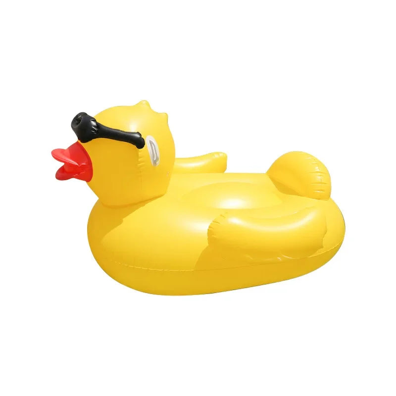 Bouée gonflable canard géant en pleine piscine