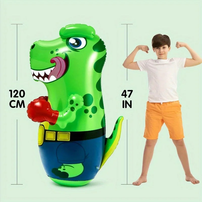 Enfant jouant avec le sac de frappe gonflable dinosaure