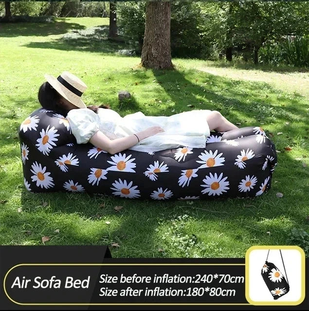 Canapé gonflable au bord de la piscine