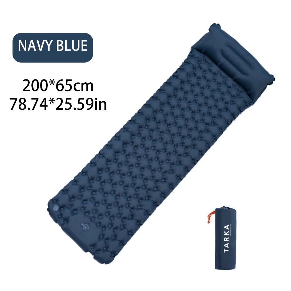 Matelas gonflable coloris bleu marine en extérieur