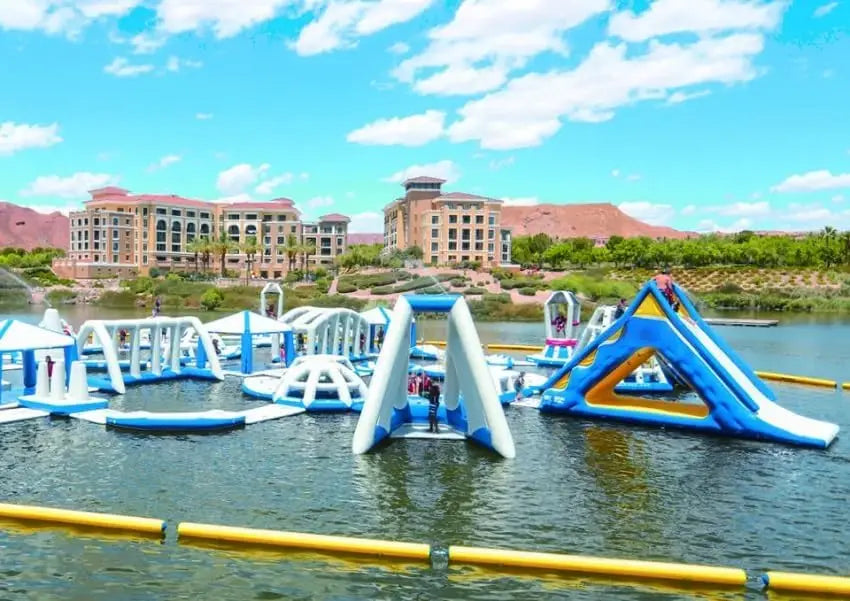 Toboggan aquatique gonflable amarré pour la baignade