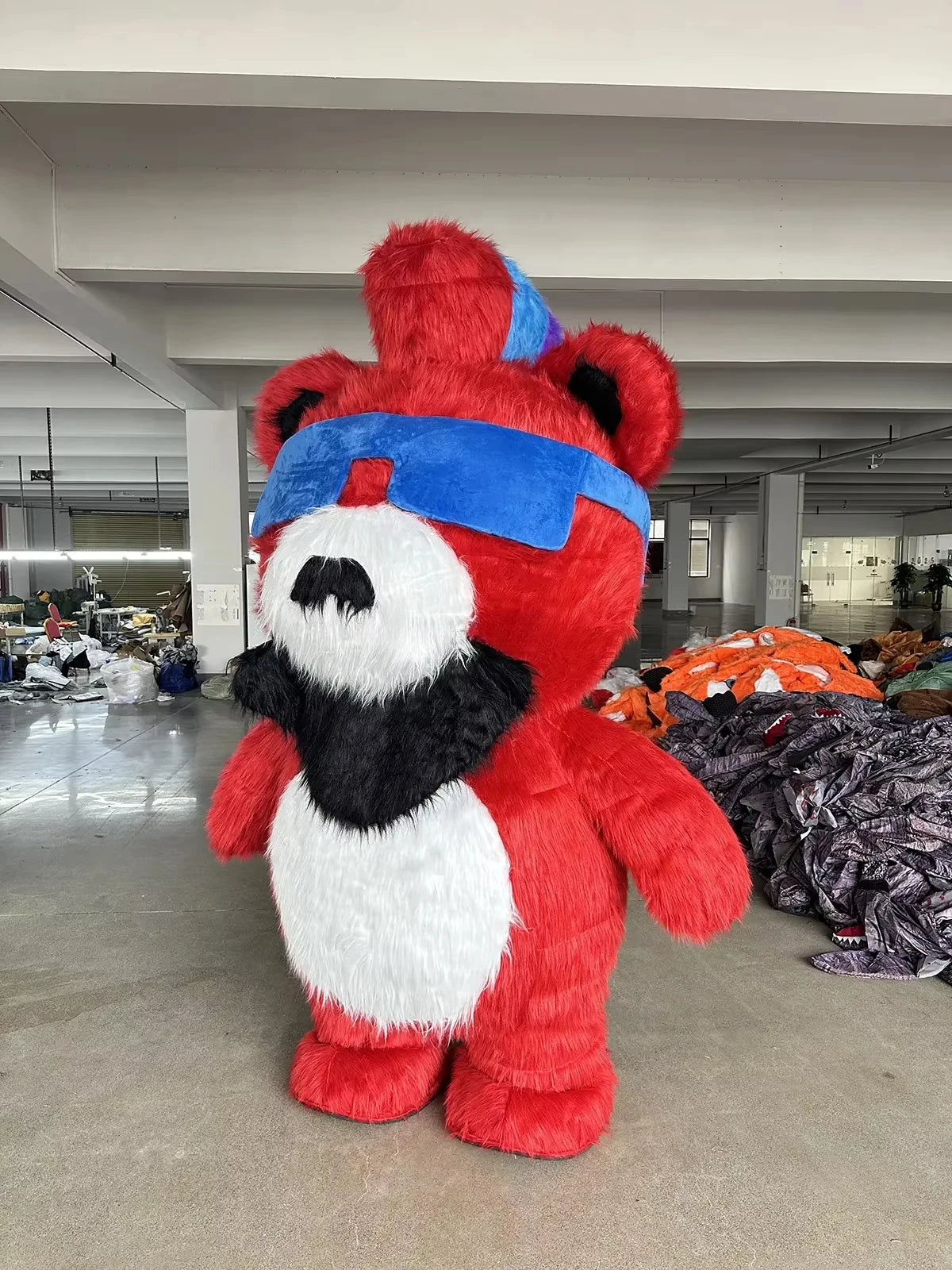 Costume gonflable ours rouge à lunettes, détail des lunettes
