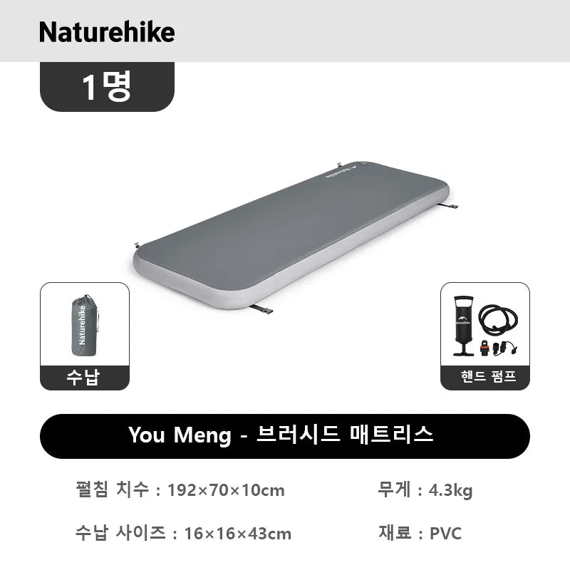 Matelas de camping gonflable installé en extérieur