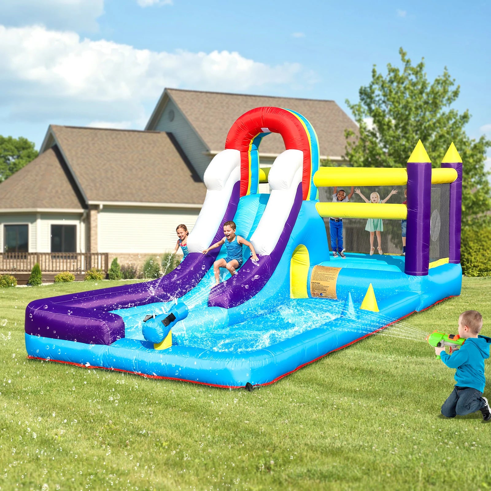 Toboggan aquatique gonflable bassin enfants installé dans un jardin