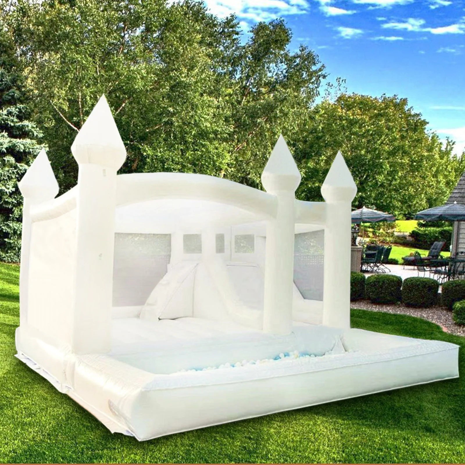 Enfants jouant sur le château gonflable blanc