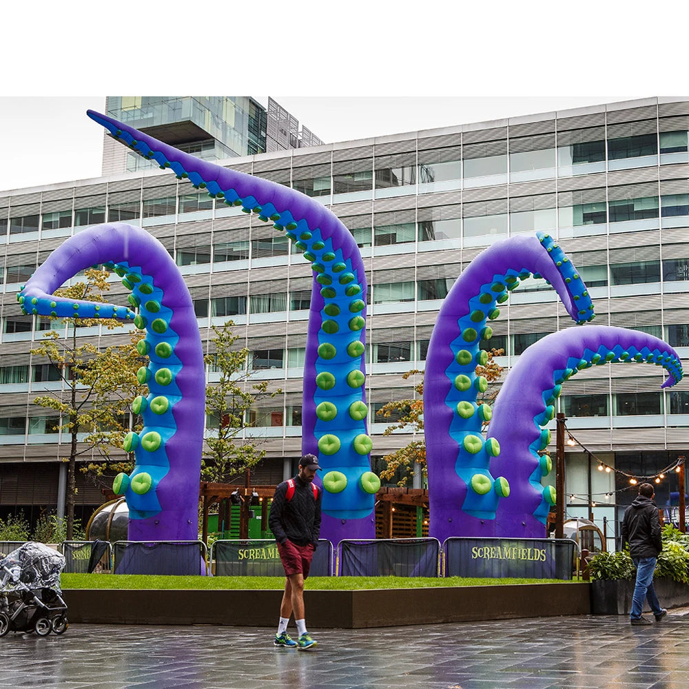 Décoration gonflable tentacule poulpe violet sur toiture