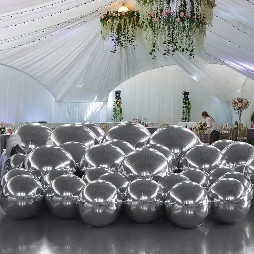 Boule miroir gonflable installée pour un mariage