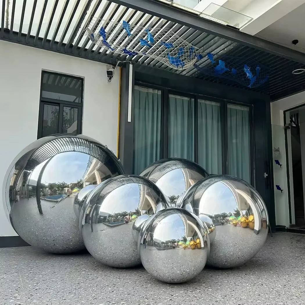 Boule miroir gonflable installée en extérieur