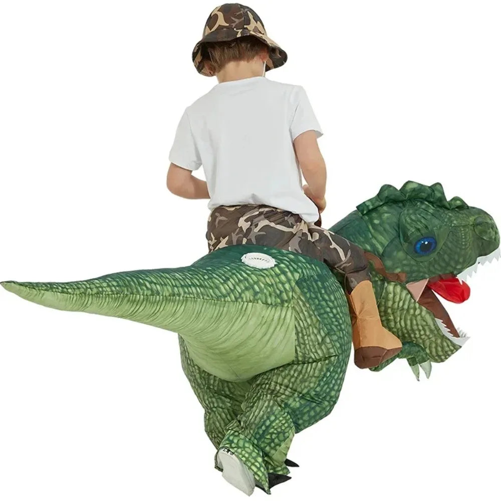 Enfant portant costume dinosaure d'équitation gonflable